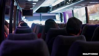 Lexi Victoria podstępnie pieprzy się w autobusie z Kai Jaxon