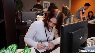 Lucy Lotus robi niechlujnego loda James Angel w pokoju socjalnym