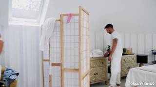 Blondynka Maya Rose masuje swoje cycki i pieści swoją cipkę