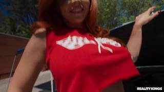 Sinatra Monroe zerżnięta przez Mick Blue na pokazie samochodowym