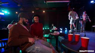 Evelin Stone podstępnie ssie czarnego kutasa James Angel w poetyckim slamie