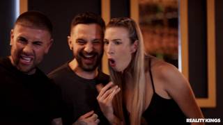 Kelnerka Lia Lin podstępnie pieprzy się w barze z Jimmy Bud.