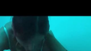 Francuska brunetka Naiade aktorka w ruchaniu i ssaniu na jej łóżku