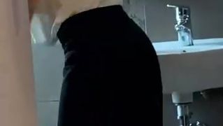 Ten mężczyzna jest zainteresowany tylko tym MILF ssącym jego kutasa