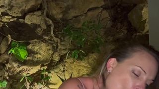 Tiffany przybywa z suchymi ustami i chce je zwilżyć kutasem Tiffany przybywa z suchymi ustami i chce je zwilżyć kutasem