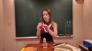 Ta ładna kobieta chce nam dać lekcję porno z jej zabawką