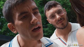 Pracownica seksualna Klara Divine ukradkiem robi loda Danny D