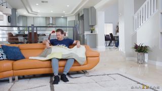 Napalona Kay Kay cicho ujeżdża kutasa Kyle'a obok ich współlokatora