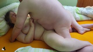 Stara gruba kobieta masturbuje się, a potem daje się wyruchać