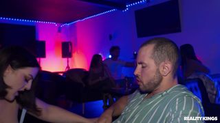 Lucy Lotus ociera się o tego mężczyznę, a potem ssie go w środku baru