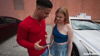 Harlow West wsiada do samochodu by ujeżdżać wielkiego czarnego kutasa Mike