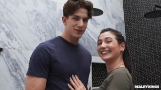 Megan Mistakes klęka na kolana, by possać kutasa wykonawcy