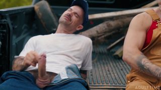 Zack Mackay i Tito Patron walą konia obok siebie