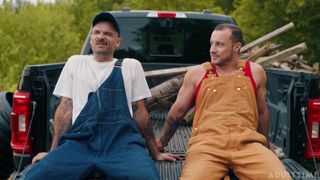 Zack Mackay i Tito Patron walą konia obok siebie