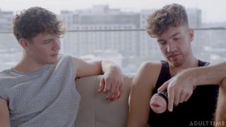 Carter Collins i Oliver Marks wsadzają swoje kutasy do Fleshlajta