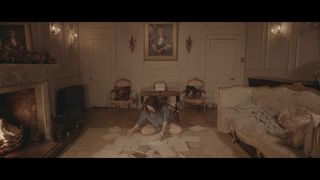 Nora masturbuje się erotycznie i namiętnie w swoim nowym domu