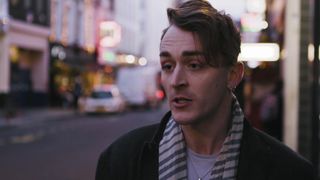 Blondynka pokazuje, że potrafi ssać, aż wyciągnie mu spermę na twarz