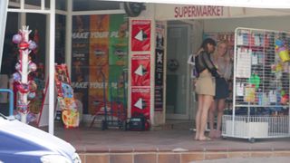 Dwie przyjaciółki-ekshibicjonistki spacerują nago po ulicy i po plaży