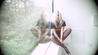 Ruby Kelly, blond tancerka, delektuje się mokrą jesienią!