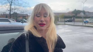 Emma, elegancka MILF rzuca się w trójkąt z dwoma podnieconymi samcami