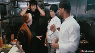 Uparty szef kuchni Cubbi Thompson pieprzy sous-chefa Mike Ox w kuchni